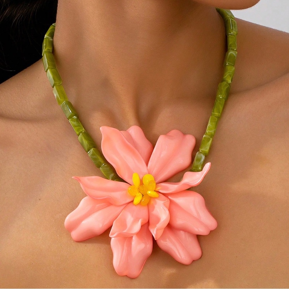 ๐ Resin Beaded Flower Pendant Necklace - Picture 6 of 6